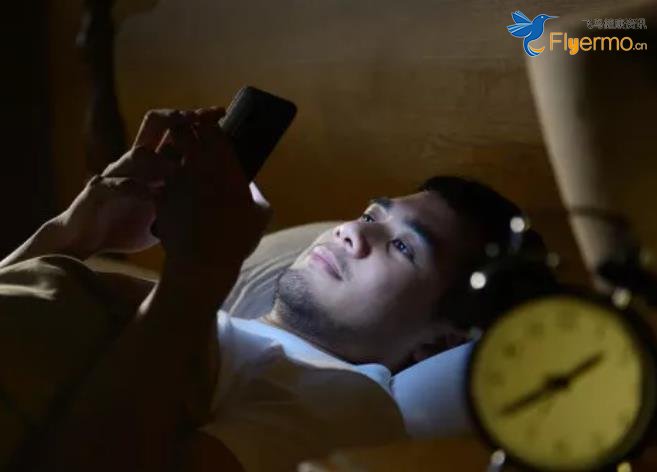 87%的人有睡前玩手机的习惯，研究发现睡前玩手机伤眼又折寿！
